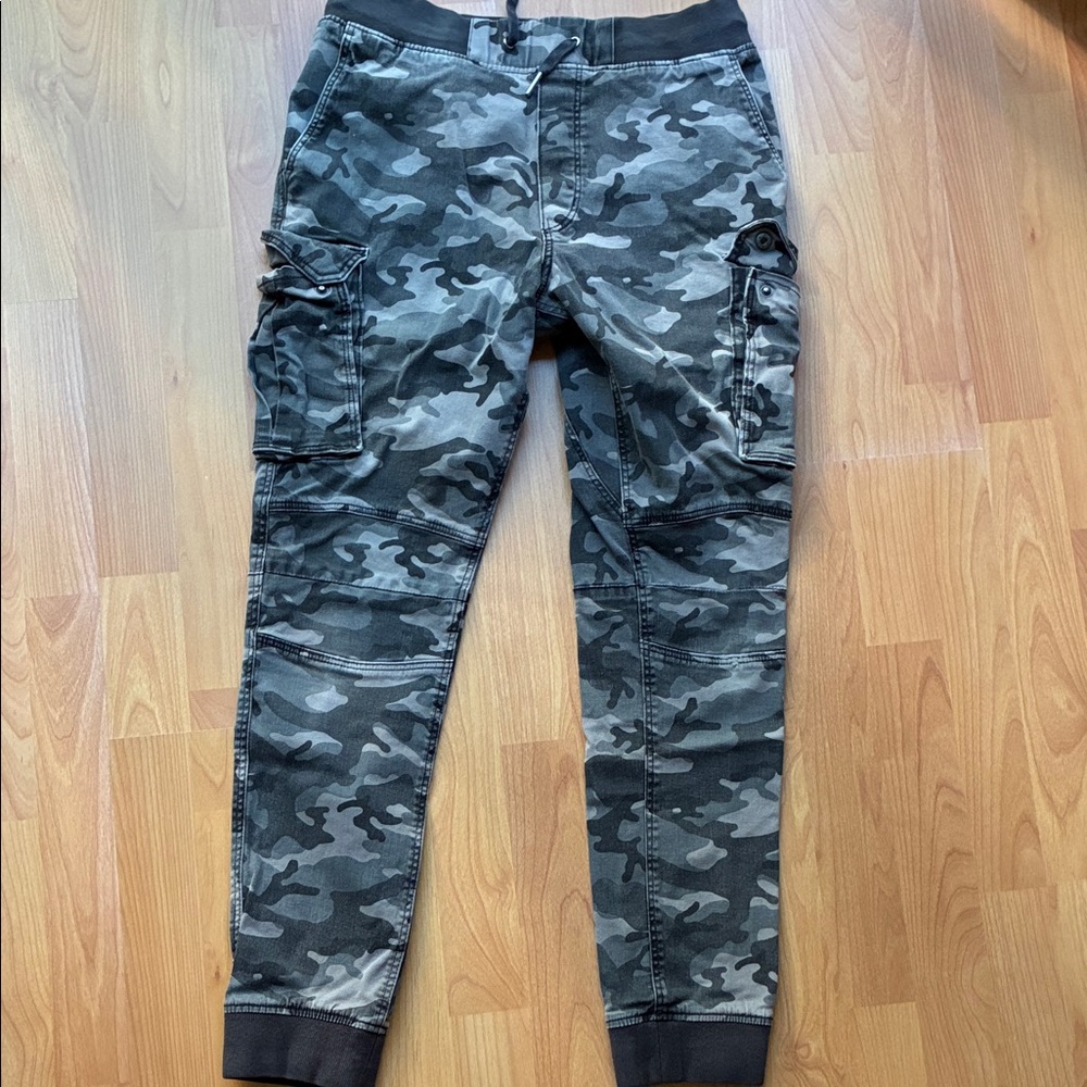 H&M Men's Gray Camouflage Cargo Pants